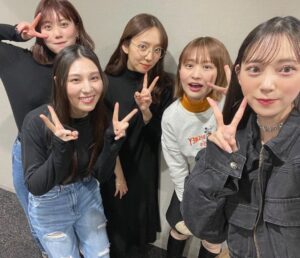 Itô Karin Instagram - .

.
真夏さんの卒業コンサートに行ってきました👸
.
.

歌声もダンスもお話も
笑顔も！全部可愛かったあ〜🥹

.
大嫌いなはずだった。歌ってくれて
嬉しかった😭泣いた😭
.
.
キャプテンとして活動してる真夏さんのことは
外からしか私は見てないけど、

キャプテンになる前の真夏さんも

ずっとみんなに優しくて、
みんなのこと気にかけてて
常に笑顔で
でも誰かの卒コンでは必ず泣いてて、

真夏さんの全部が可愛くてすきでした☺️❤️‍🔥

11年間おつかれさまでした！

.
.
.

久しぶりに2期ちゃんにも会えて
嬉しかったよ〜✨
.
久しぶりだと、
会話が1秒も止まらないよね(笑)おもろ(笑)
.
.
.