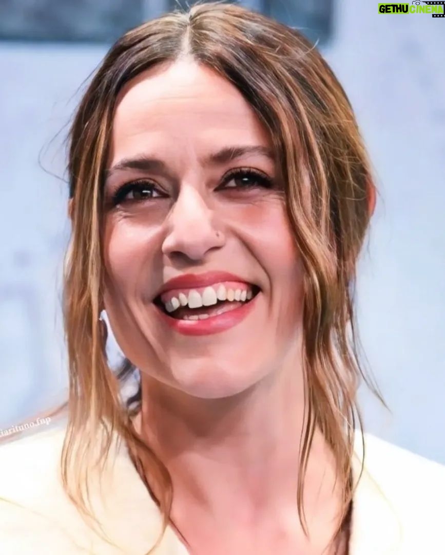 Itziar Ituño Instagram - Atzo "BERLIN" seriearen aurrestreinaldia Madrilen, lan talde zoragarri honegaz. Veni, vidi, vinci! Laster ikusgai izango dozue Netflixen @netflixes @vancouvermediaproducciones -ren serie berri hau. Abenduaren 29an! Ia gustoko dozuen. Ayer en la premier de Berlín con éstxs compañerxs maravillosxs. Veni, vidi, vinci! Larga vida al césar👍 En @netflixes en 29 de diciembre ésta superproducción de @vancouvermediaproducciones Os gustará😉 Eskerrik asko Ivan Gomez @ivangomez eres un genio por ese make up + pelos espectacular. Siempre eres un lujo! Eskerrik asko Maialen Campaña artile suitzarrezko beroki-soineko eder honegaz janzteagatik... @maialencampana Ayuntamiento of Madrid