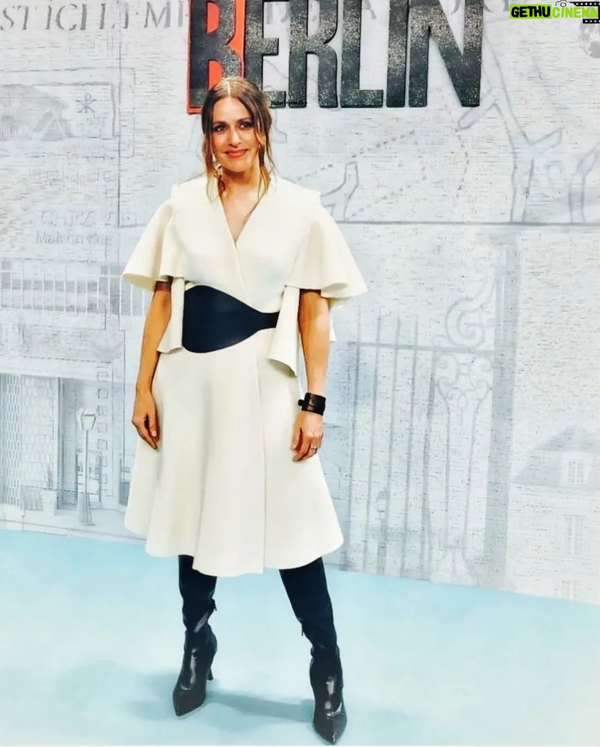Itziar Ituño Instagram - Atzo "BERLIN" seriearen aurrestreinaldia Madrilen, lan talde zoragarri honegaz. Veni, vidi, vinci! Laster ikusgai izango dozue Netflixen @netflixes @vancouvermediaproducciones -ren serie berri hau. Abenduaren 29an! Ia gustoko dozuen. Ayer en la premier de Berlín con éstxs compañerxs maravillosxs. Veni, vidi, vinci! Larga vida al césar👍 En @netflixes en 29 de diciembre ésta superproducción de @vancouvermediaproducciones Os gustará😉 Eskerrik asko Ivan Gomez @ivangomez eres un genio por ese make up + pelos espectacular. Siempre eres un lujo! Eskerrik asko Maialen Campaña artile suitzarrezko beroki-soineko eder honegaz janzteagatik... @maialencampana Ayuntamiento of Madrid