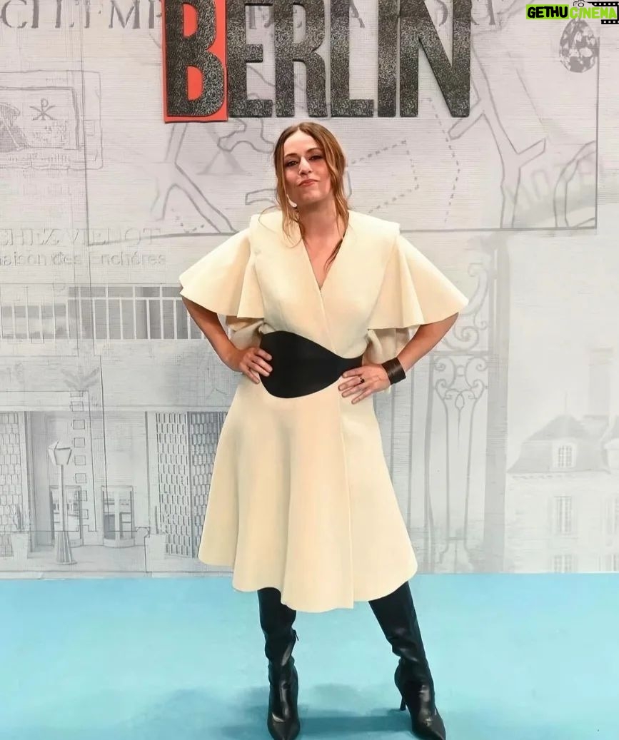 Itziar Ituño Instagram - Atzo "BERLIN" seriearen aurrestreinaldia Madrilen, lan talde zoragarri honegaz. Veni, vidi, vinci! Laster ikusgai izango dozue Netflixen @netflixes @vancouvermediaproducciones -ren serie berri hau. Abenduaren 29an! Ia gustoko dozuen. Ayer en la premier de Berlín con éstxs compañerxs maravillosxs. Veni, vidi, vinci! Larga vida al césar👍 En @netflixes en 29 de diciembre ésta superproducción de @vancouvermediaproducciones Os gustará😉 Eskerrik asko Ivan Gomez @ivangomez eres un genio por ese make up + pelos espectacular. Siempre eres un lujo! Eskerrik asko Maialen Campaña artile suitzarrezko beroki-soineko eder honegaz janzteagatik... @maialencampana Ayuntamiento of Madrid