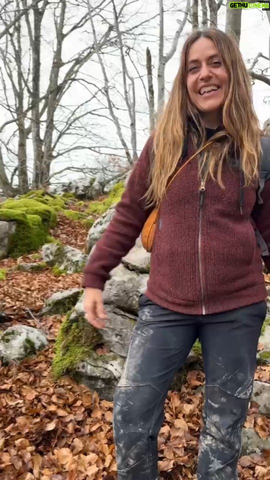 Itziar Ituño Instagram - Herri honek ditu pasai zoragarriak, leku ikaragarriak baina ederretan ederrena inguratzen gaituen jendearen barneko "bazter miresgarriak" ikustea . Mikel Laboak esana moduan: "Maite ditut maite gure bazterrak Lanbroak ikustatzen dizkidanean Zer izkutatzen duen Ez didanean ikusten uzten Orduan hasten bainaiz izkutukoa, Nere baitan pizten diren bazter miresgarriak Ikusten" Este pueblo tiene paisajes preciosos, lugares impresionantes pero lo más hermoso es contemplar los hermoso rincones del alma de la gente que nos rodea. Como cantó Mikel Laboa: "Amo, amo nuestros ricones Cuando la niebla los esconde Cuando no me deja ver Lo que esconde, Porque es entonces cuando comienzo A contemplar lo oculto, Esos mágicos rincones Que se encienden en mí"