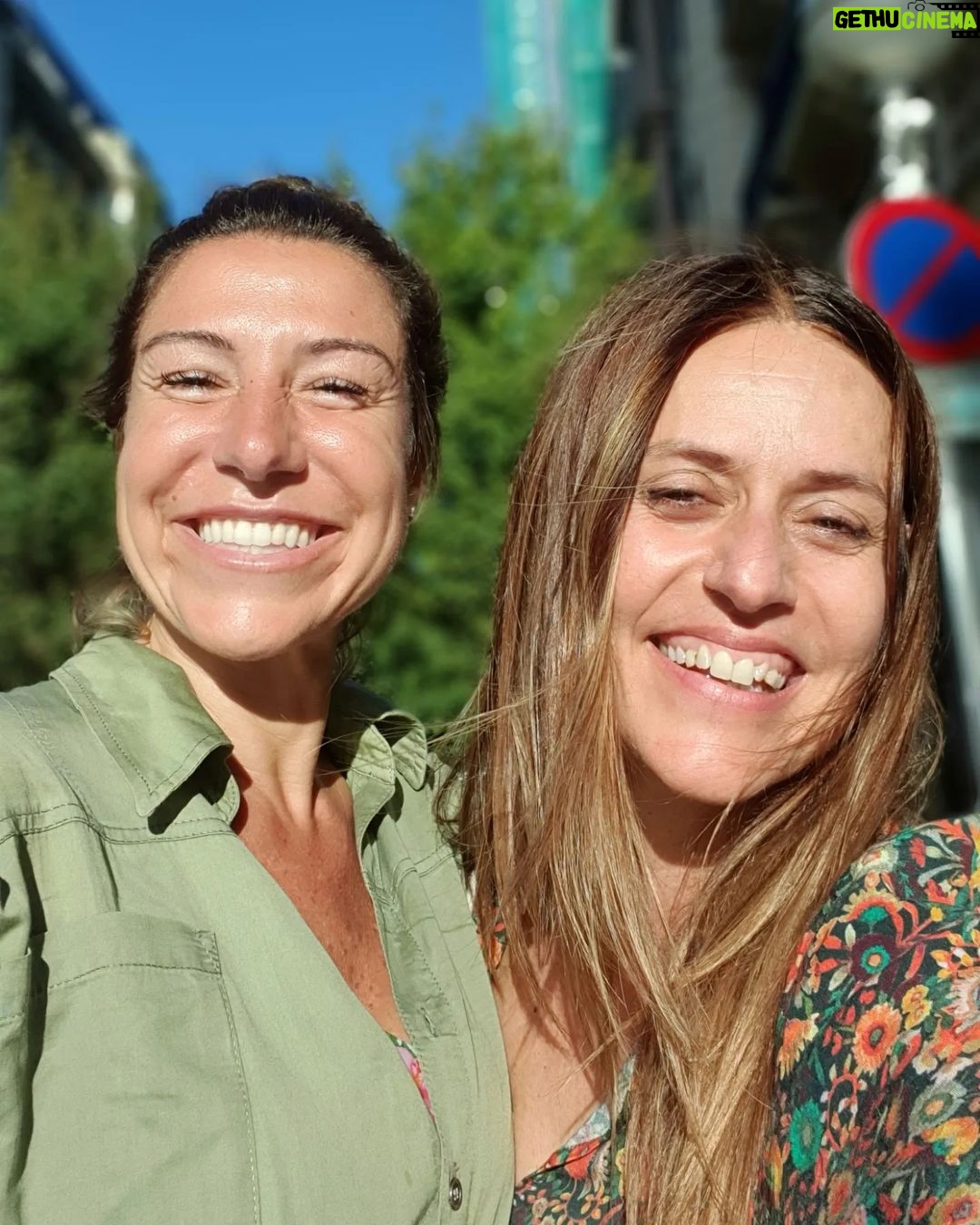 Itziar Ituño Instagram - Ze une bereziak urrutiko lagunekaz alkartzen garenetan eta bizitza partekatzen dogunetan!. Silvina, eskerrik asko bihotzez denagatik, ez bakarrik horren langile fina izateagatik baizik eta zaren emakume handi, bihotzoneko eta eskuzabal izateagatik. Izaro Andresek, @izaroandres herri hontako artista eta feministatzar batek, bere kantan diñona diñotzut: "Aginteak ahalmen egiten dizunetan Aurkituko nauzu hemen Izango naiz hemen Bizi nahi dut libre Zure legeen kontra Zure usteen kontra Bizi nahi dut libre Libre" Que momentos especiales cada vez que nos juntamos con amigas que viven lejos y charlamos de la vida. Gracias por todo, Silvina, no solo por tu trabajo sino por ser un minón, un mujer con superpoderes, tan generosa y con tan buen corazón. Que genia! Lo que dice Izaro Andrés, artista de éste pueblo, en su canción te lo digo a tí: "Cada vez que el liderazgo te empodere me encontrarás aquí Aquí estaré. Quiero vivir libre! Contra vuestras leyes Contra vuestras creencias Quiero vivir libre Libre!" (Te quiero ,amiga)