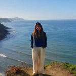 Itziar Ituño Instagram - Oi gure lurra ! begietan urtuz bizitzeko lur pare gabea. Hire misteriozko iturriek asetzen ditek, ene gogoetako egarria. Hire bazterrak aizetan kantatzen, asaba zaharren mezua. Haien testigu bakarra,! mundua bezain zaharra, ohian eta erreka garbien babesle zuhurra, lainoen maitale jatorra. Hire edertasunaz lilluraturik jeisten baizaizkik, jazkera apainetan xuri, eta lotzen besarkada luzeetan, ixiltasunaren azpian. Bele beltza hega hegaka, getaria bat iduri, zuen hatseden oparoa gordetzen. Bainan ez gaituk hire jabe... Galdua ote diagu arbasoen odoil-zaina?... Zer diok hik gure ahuleziaz?... Ahalge ote haiz?... Estalgarritzat deitzen ote diok lanbroari?... Oi; gure lurra; ene gogo-minaren ezti gozagarria, hiri so, ene hatsa duk egiten ahoan abesti.// Ay ,nuestra tierra/ fundiendose en los ojos/ una tierra sin par para vivir/Tus fuentes misterosas sacian la sed de mi alma/Tus ricones cantan a los vientos el mensaje de l@s ancestr@s./Testiga única de aquellos/Tan vieja como el mundo/Cuidadosa protectora del bosque y cristalinos rios Amante amable de las nieblas./Emocionada con tu belleza lloro contemplandote envuelta en un largo abrazo en silencio./El negro cuervo vuela y parece un vigía guardando tu fértil descanso./Pero no somos tus dueñ@s Acaso hemos perdido la estirpe de nuestr@s antepasad@s?Que dices tú de nuestra flaqueza? Estarás avergonzada? Llamarás a la niebla para que lo esconda? Ay, nuestra tierra! Dulce miel de mis zozobras Mirandote el aliento en mi boca se hace canción. *Benito Lertxundi @blertxundi Euskal Herria