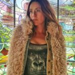 Itziar Ituño Instagram - Ez dot kasualidadeetan sinesten. Totem bat eskatu eta heldu. GORILA: Burua altzateko garaia, barneko noblezia ikusteko ahalmena harropuskeri barik, zintzotasun isila , dignitate lasaia, oinak lurrean eta erantzukizunei aurre eginez. Barnean indarra. Klana zaindu. Gorila dekot bularrean. No creo en las casualidades. Pedí un totem y llegó. GORILA: tiempo de levantar la cabeza, de reconocer la nobleza dentro de nosotrxs sin orgullo, sin jactarse. Honor silencioso, dignidad tranquila, pies en la tierra , asumir las responsabilidades. Fuerza interior. Cuidar al clan. Tengo un gorila en el pecho. Gracias Nacho por tu totem! Ta Pello @pello_reparaz eskerrik asko !🌟