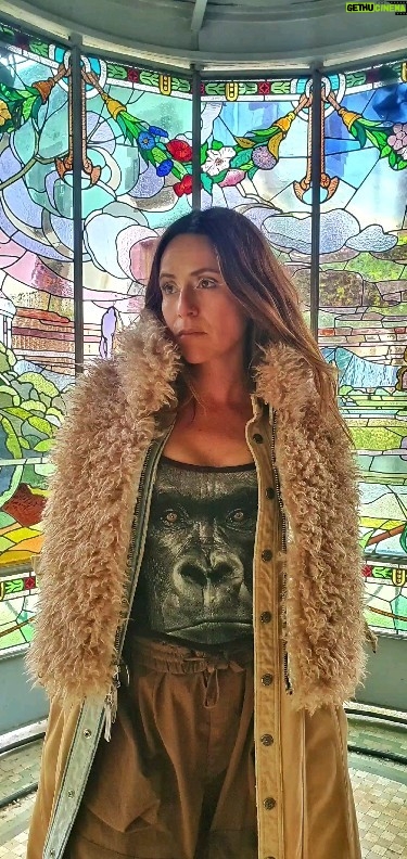 Itziar Ituño Instagram - Ez dot kasualidadeetan sinesten. Totem bat eskatu eta heldu. GORILA: Burua altzateko garaia, barneko noblezia ikusteko ahalmena harropuskeri barik, zintzotasun isila , dignitate lasaia, oinak lurrean eta erantzukizunei aurre eginez. Barnean indarra. Klana zaindu. Gorila dekot bularrean. No creo en las casualidades. Pedí un totem y llegó. GORILA: tiempo de levantar la cabeza, de reconocer la nobleza dentro de nosotrxs sin orgullo, sin jactarse. Honor silencioso, dignidad tranquila, pies en la tierra , asumir las responsabilidades. Fuerza interior. Cuidar al clan. Tengo un gorila en el pecho. Gracias Nacho por tu totem! Ta Pello @pello_reparaz eskerrik asko !🌟
