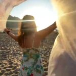 Itziar Ituño Instagram - La vida es hermosa por eso cuando está oscureciendo nos agarramos a ella. Con amor, con fuerza, con rabia, con el corazón. Mano a mano enmadejamos la vida cosiendo heridas, tejiendo amigo, días y atardeceres, hilando amaneceres, enmadejando. Cuando está oscureciendo peleamos por la vida, andamos el camino entre sonrisas y lágrimas, sueños y esperanzas, levantandonos al caer una y otra vez insistiendo, realizando. La vida es un humilde pañuelo. Calor, protección, luz...un humilde pero balioso pañuelo lleno de solidaridad. Agarra, acaricia, ata, dá, toma sé vida, sé nosotrxs. Nosotros somos el portal de todos los amaneceres venideros. JON MAIA @jonmaiasoria Puedes compara tu pañuelo solidario para la lucha contra el sarcoma aquí: 🙌💫 @maitanebilbao www.maitanebilbao.com Vall d'Hebron Instituto de Oncologia @vhio Life is beautiful that's why when it gets dark we cling to it. With love, with strength, with anger, with the heart. Hand in hand we wind our lives sewing up wounds, weaving friends, days and sunsets, spinning sunrises, weaving. When it is getting dark we fight for life, we walk the path between smiles and tears, dreams and hopes, getting up when we fall again and again, insisting, realizing. Life is a humble handkerchief. Heat, protection, light... a humble but baliful handkerchief full of solidarity. Grab, caress, tie, give, take be life, be us. We are the gate of all coming dawns. You can buy solidarity handkerchief for sarcoma research here: www.maitanebilbao @maitanebilbao La vida és bonica per això quan està enfosquint ens hi agafem. Amb amor, amb força, amb ràbia, amb el cor. Mà a mà emmadellem la vida cosint ferides, teixint amic, dies i capvespres, filant albes, emmadejant. Quan està enfosquint barallem per la vida, caminem el camí entre somriures i llàgrimes, somnis i esperances, aixecant-nos en caure una vegada i una altra insistint, realitzant. La vida és un humil mocador. Calor, protecció, llum...un humil però baliós mocador ple de solidaritat. Agarra, acaricia, lliga, dóna, pren sigues vida, sigues nosaltres.