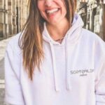 Itziar Ituño Instagram – Bertoko sortzaile, artisau eta denda txikiek gure sostengua behar dute.
Moda ekologikoa, jasangarri eta poetikoaren alde beti.
Mila esker bihotzez bioi eta eutsi goiari!!💜🌟
@sortzaileacreativxs
Durangon, Barrenkale kalean. Euskal Herrian.
Lxs creadorxs, artesanxs y tiendas pequeñas necesitas nuestro soporte.
Siempre a favor de la moda ecológica, sostenible y poética.
Muchas gracias a las dos y aguante!!
@sortzaileacreativxs
En Durango, calle Barrenkale, Euskal Herria.