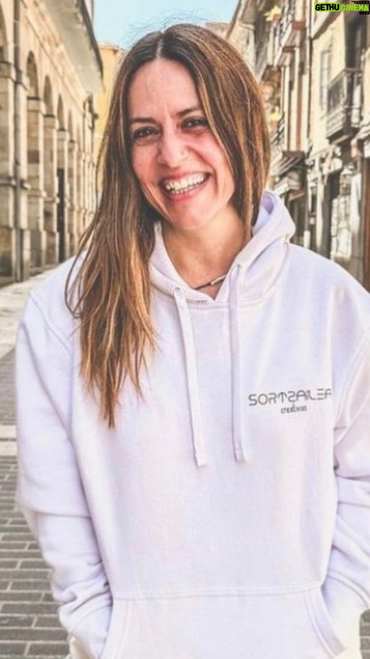 Itziar Ituño Instagram - Bertoko sortzaile, artisau eta denda txikiek gure sostengua behar dute. Moda ekologikoa, jasangarri eta poetikoaren alde beti. Mila esker bihotzez bioi eta eutsi goiari!!💜🌟 @sortzaileacreativxs Durangon, Barrenkale kalean. Euskal Herrian. Lxs creadorxs, artesanxs y tiendas pequeñas necesitas nuestro soporte. Siempre a favor de la moda ecológica, sostenible y poética. Muchas gracias a las dos y aguante!! @sortzaileacreativxs En Durango, calle Barrenkale, Euskal Herria.