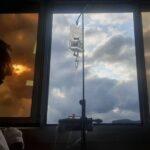 Itziar Ituño Instagram – Aita eskola zaharrekoa da, lehen ez zan gehiegi zaintzen eta orain bihotza  handiegia du eta apur bat ahultxu. Bizitzaz gozatzeaz baina ondo daki, beti jakin izan du.Fabrika baten emon dau bizitzaren zatirik handiena eta orain jubilatuta egonda atxakeak !zelan engainatzen gaituen sistemak… Halan da be ez da apenaz kejaten -politikaz baino ez- eta lasaitasunez hartzen dau bizitzak dakarrena. Tenple handiz.Ospitalean orduak ta orduak emoteak gauza on bat ekarri dosku: alkarregaz emondako denbora…ta ez dau ezer munduan hori kenduko doskunik. Oin bihotza konpontzea baino ez da falta eta segi aurrera. Aupa aita!❤️🌟

Mi padre es de la vieja escuela , no se cuidaba mucho y ahora tiene el corazón demasiado grande y un poco debilucho aunque de disfrutar de la vida sí que sabe, siempre ha sabido.
Él ha pasado gran parte de su vida en la fábrica y ahora que está jubilado..los achaques! Cómo nos engaña el sistema…aun así se queja poco y se toma  lo que trae la vida con tranquilidad y temple.
Estar horas y horas en el hospital ha traido una cosa buena: el tiempo que pasamos juntos. Ahí queda eso! Eso no nos lo quita nadie. Ahora solo falta poner a punto ese corazón y para alante. Aupa Aita!❤️