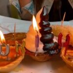Itziar Ituño Instagram – Gaur urtebetetze ezberdine eukin dot. Euria barra-barra, ospital baten, familian, apaingarri bakoa, bazkari berezi bakoa. Modu lasai batean inportanteena ospatu dogu, bizitza bera. Ez dago hori baino opari hoberik! Alkar maite dogunon artean izatea, hortan datza… gainontzeko guztia ez da horren inportantea, ez da!

Zorionekoa naz gaur era oso konsziente baten.

 
Hoy he tenido un cumpleaños diferente. Llueve a mares, en un hospital, en familia, sin adornos, ni comidas especiales.
Y de una forma tranquila hemos celebrado lo más importante, la vida misma. No hay regalo más grande que ese! Se resume en estar , en existir entre l@s que queremos y nos quieren…el resto no es tan importante, no es importante!
Hoy me siento afortunada de una forma muy consciente💫🥰🌟