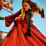 Itziar Ituño Instagram - Neguko solstizio zoriontsue danoi!! "Ta eutsi zan zeruan zehar Eguzkia joan eta gero. Libre izateko haiz jaioa. Mari, ez zara izango niretzat. Nire ametsetan ginen Biok tximisten lagun Baina argi da hori zela Soilik umeen ipuin. Ta eutsi zan zeruan zehar Eguzkia joan eta gero. Leihotik dut ikusi ekaitza Ta pentsa bapatean Hor sugar damatxoarekin Gaur berriro larrutan." SU TA GAR @sutagarofizial Eskerrik asko, Eneko, sugaar maitia barriro be ni une batez jainkosa izendatzeagatik, itzela izan da, espezial❤️🐍