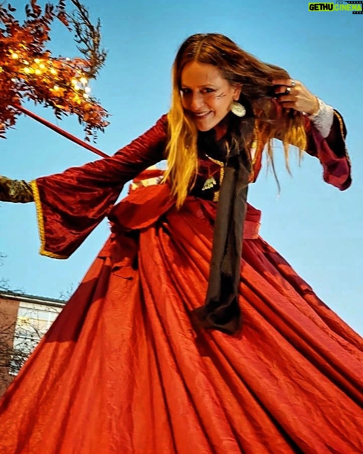 Itziar Ituño Instagram - Neguko solstizio zoriontsue danoi!! "Ta eutsi zan zeruan zehar Eguzkia joan eta gero. Libre izateko haiz jaioa. Mari, ez zara izango niretzat. Nire ametsetan ginen Biok tximisten lagun Baina argi da hori zela Soilik umeen ipuin. Ta eutsi zan zeruan zehar Eguzkia joan eta gero. Leihotik dut ikusi ekaitza Ta pentsa bapatean Hor sugar damatxoarekin Gaur berriro larrutan." SU TA GAR @sutagarofizial Eskerrik asko, Eneko, sugaar maitia barriro be ni une batez jainkosa izendatzeagatik, itzela izan da, espezial❤️🐍
