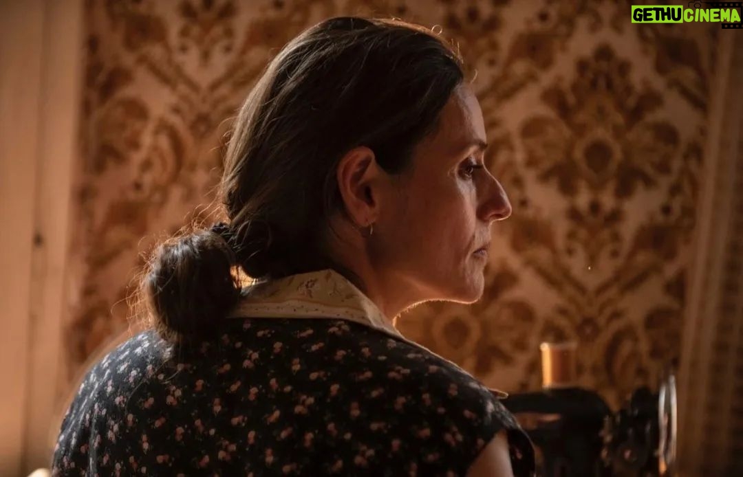 Itziar Ituño Instagram - "LAS BUENAS COMPAÑÍAS" filmaren estrenaldia maiatzaren 5ean zinetan Hemen nire pertsonaia, Feli 5 de mayo se estrena en cines "LAS BUENAS COMPAÑÍAS" Ésta es Feli, mi personaje. Fotos @nicdassas #lasbuenascompañias
