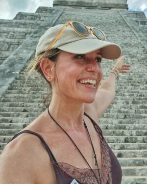 Itziar Ituño Instagram - Chichen Itzá , "lumadun sugea", "uraren sorgin- jakintsuen putzu ahoa"...berbek euskeraren soinua dakart batzutan ta nire izenarena. Tz gatik izango ei da.

Chichen itzá,... "ch'iich'en - itsam" , "chi che'en its ja" Le t'aano' Yaan k'iine' in taasik reminiscencias le euskera... tu in k'aaba'. Yaan tuméen le TZ

Chichen Itza, la serpiente emplumada, boca del pozo de los brujos/ sabios del agua...la palabra a veces me trae reminiscencias del euskera...y de mi nombre. Será por la TZ