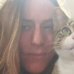 Itziar Ituño Instagram - ODA AL GATO Los animales fueron imperfectos, largos de cola, tristes de cabeza. Poco a poco se fueron componiendo, haciéndose paisaje, adquiriendo lunares, gracia, vuelo. El gato, sólo el gato apareció completo y orgulloso: nació completamente terminado, camina solo y sabe lo que quiere. El hombre quiere ser pescado y pájaro, la serpiente quisiera tener alas, el perro es un león desorientado, el ingeniero quiere ser poeta, la mosca estudia para golondrina, el poeta trata de imitar la mosca, pero el gato quiere ser sólo gato y todo gato es gato desde bigote a cola, desde presentimiento a rata viva, desde la noche hasta sus ojos de oro. No hay unidad como él, no tienen la luna ni la flor tal contextura: es una sola cosa como el sol o el topacio, y la elástica línea en su contorno firme y sutil es como la línea de la proa de una nave. Sus ojos amarillos dejaron una sola ranura para echar las monedas de la noche. Oh pequeño emperador sin orbe, conquistador sin patria, mínimo tigre de salón, nupcial sultán del cielo de las tejas eróticas, el viento del amor en la intemperie reclamas cuando pasas y posas cuatro pies delicados en el suelo, oliendo, desconfiando de todo lo terrestre, porque todo es inmundo para el inmaculado pie del gato. Oh fiera independiente de la casa, arrogante vestigio de la noche, perezoso, gimnástico y ajeno, profundísimo gato, policía secreta de las habitaciones, insignia de un desaparecido terciopelo, seguramente no hay enigma en tu manera, tal vez no eres misterio, todo el mundo te sabe y perteneces al habitante menos misterioso, tal vez todos lo creen, todos se creen dueños, propietarios, tíos de gatos, compañeros, colegas, discípulos o amigos de su gato. Yo no. Yo no suscribo. Yo no conozco al gato. Todo lo sé, la vida y su archipiélago, el mar y la ciudad incalculable, la botánica, el gineceo con sus extravíos, el por y el menos de la matemática, los embudos volcánicos del mundo, la cáscara irreal del cocodrilo, la bondad ignorada del bombero, el atavismo azul del sacerdote, pero no puedo descifrar un gato. Mi razón resbaló en su indiferencia, sus ojos tienen números de oro. (Pablo Neruda), eta ez dot Neruda estimatzen baina katua bai