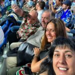 Itziar Ituño Instagram - Va de futbol aste hau. Derbi Real Sociedad-Athletic de Bilbao . Euskal Herriko partiduan giroa ezin hobea eta auzoko lagunekaz joanda askoz be hobeto. Aita be pozik! Mila mila esker gonbiteagatik @movistarfutbol , esperientzia polita izan zen.💛💫 (En el Derby entre amigos y aita.Experiencia bonita, eskerrik asko @movistarfutbol @movistarplus ) @laliga @laligaplus