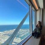 Itziar Ituño Instagram - Itsasertzean bada dorre garai bat. Behean hondartza eta uritzarra, goian eguzkia. Emakume bi atalaian, une batez, danari begira. Lagunak dira. Ha una alta torre al borde del mar. Abajo la playa y la gran ciudad, arriba el sol. Dos mujeres mirando, por un momento, desde la atalaya. Son amigas. Yoliiii @yoli0772 eskerrik asko laguntzeagatik😘🥰💫