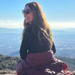Itziar Ituño Instagram - Gràcies infinites per aquest meravellós cap de setmana, la Carme i la Laia. De sol, de pau i paisatges, d'obrir-nos les portes de la casa a la cursa per un món millor. Un quilòmetre, una vida. Eskerrik asko asteburu zoragarri honengatik, Carmeeta Laia. Eguzkiz, bakez eta paisaiez beterikoa. Etxeko ateak zabslik dituzue mundua hobetzeko lasterketan. Kilometro bat, bizitza bat. #fudacionvicenteferrer