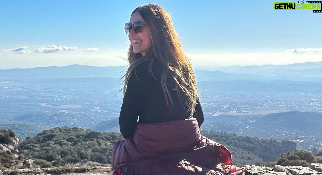 Itziar Ituño Instagram - Gràcies infinites per aquest meravellós cap de setmana, la Carme i la Laia. De sol, de pau i paisatges, d'obrir-nos les portes de la casa a la cursa per un món millor. Un quilòmetre, una vida. Eskerrik asko asteburu zoragarri honengatik, Carmeeta Laia. Eguzkiz, bakez eta paisaiez beterikoa. Etxeko ateak zabslik dituzue mundua hobetzeko lasterketan. Kilometro bat, bizitza bat. #fudacionvicenteferrer