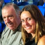 Itziar Ituño Instagram - Va de futbol aste hau. Derbi Real Sociedad-Athletic de Bilbao . Euskal Herriko partiduan giroa ezin hobea eta auzoko lagunekaz joanda askoz be hobeto. Aita be pozik! Mila mila esker gonbiteagatik @movistarfutbol , esperientzia polita izan zen.💛💫 (En el Derby entre amigos y aita.Experiencia bonita, eskerrik asko @movistarfutbol @movistarplus ) @laliga @laligaplus