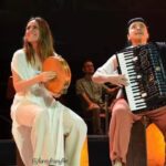 Itziar Ituño Instagram - DIE REISE/ BIDAIA/ EL VIAJE Orain dala urte bi hasi zan abentura zoro hau. "Argo" barkura itsaontziratu ginen Marcus @marcus_englert_music eta Ushi-ren indarrari esker, Dominic eta Jonas bertan zeuden arraunean ordurako eta Euskal Herriraino etorri ziren gure bila. Alos quartet @alosquartet gehitu zan (Xabi, Lorena, Paco ta Alejandro) , Gorka eta Amaia dantzan eta Ivan bajuloea be bai, Janire Egaña eta biok baita eta Agurtzane Intxaurraga timoia hartuta @hikateatroa hasi ginen danok aurraunean. Bidaiatu dogu batera eta hain ederra izan dan bizitza osorako gogoratuko dodala! Hau oparie eta altxorra. Berba bakarra dekot esateko: ESKERRIK ASKO, DANKESHEN Hace dos años empezó esta loca aventura, nos embarcamos en el "Argo" gracias a la fuerza vital de Marcus y Ushi , Dominic y Jonás. Vinieron a buscarnos hasta Euskal Herria y nos sumamos a la tripulación Alos quartet (Xabi, Lorena, Paco y Alejandro) @alosquartet , Girka yAmaia bailando, Ivan, Janire y yo. Agurtzane Intxaurraga agarró el timón y nos condujo por estos mares y ha sido una aventura tan maravillosa, un tesoro para toda la vida que solo tengo una palabra: GRACIAS... a tod@s!