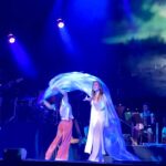 Itziar Ituño Instagram - DIE REISE/ BIDAIA/ EL VIAJE Orain dala urte bi hasi zan abentura zoro hau. "Argo" barkura itsaontziratu ginen Marcus @marcus_englert_music eta Ushi-ren indarrari esker, Dominic eta Jonas bertan zeuden arraunean ordurako eta Euskal Herriraino etorri ziren gure bila. Alos quartet @alosquartet gehitu zan (Xabi, Lorena, Paco ta Alejandro) , Gorka eta Amaia dantzan eta Ivan bajuloea be bai, Janire Egaña eta biok baita eta Agurtzane Intxaurraga timoia hartuta @hikateatroa hasi ginen danok aurraunean. Bidaiatu dogu batera eta hain ederra izan dan bizitza osorako gogoratuko dodala! Hau oparie eta altxorra. Berba bakarra dekot esateko: ESKERRIK ASKO, DANKESHEN Hace dos años empezó esta loca aventura, nos embarcamos en el "Argo" gracias a la fuerza vital de Marcus y Ushi , Dominic y Jonás. Vinieron a buscarnos hasta Euskal Herria y nos sumamos a la tripulación Alos quartet (Xabi, Lorena, Paco y Alejandro) @alosquartet , Girka yAmaia bailando, Ivan, Janire y yo. Agurtzane Intxaurraga agarró el timón y nos condujo por estos mares y ha sido una aventura tan maravillosa, un tesoro para toda la vida que solo tengo una palabra: GRACIAS... a tod@s!