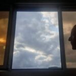 Itziar Ituño Instagram – Aita eskola zaharrekoa da, lehen ez zan gehiegi zaintzen eta orain bihotza  handiegia du eta apur bat ahultxu. Bizitzaz gozatzeaz baina ondo daki, beti jakin izan du.Fabrika baten emon dau bizitzaren zatirik handiena eta orain jubilatuta egonda atxakeak !zelan engainatzen gaituen sistemak… Halan da be ez da apenaz kejaten -politikaz baino ez- eta lasaitasunez hartzen dau bizitzak dakarrena. Tenple handiz.Ospitalean orduak ta orduak emoteak gauza on bat ekarri dosku: alkarregaz emondako denbora…ta ez dau ezer munduan hori kenduko doskunik. Oin bihotza konpontzea baino ez da falta eta segi aurrera. Aupa aita!❤️🌟

Mi padre es de la vieja escuela , no se cuidaba mucho y ahora tiene el corazón demasiado grande y un poco debilucho aunque de disfrutar de la vida sí que sabe, siempre ha sabido.
Él ha pasado gran parte de su vida en la fábrica y ahora que está jubilado..los achaques! Cómo nos engaña el sistema…aun así se queja poco y se toma  lo que trae la vida con tranquilidad y temple.
Estar horas y horas en el hospital ha traido una cosa buena: el tiempo que pasamos juntos. Ahí queda eso! Eso no nos lo quita nadie. Ahora solo falta poner a punto ese corazón y para alante. Aupa Aita!❤️