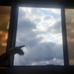Itziar Ituño Instagram – Aita eskola zaharrekoa da, lehen ez zan gehiegi zaintzen eta orain bihotza  handiegia du eta apur bat ahultxu. Bizitzaz gozatzeaz baina ondo daki, beti jakin izan du.Fabrika baten emon dau bizitzaren zatirik handiena eta orain jubilatuta egonda atxakeak !zelan engainatzen gaituen sistemak… Halan da be ez da apenaz kejaten -politikaz baino ez- eta lasaitasunez hartzen dau bizitzak dakarrena. Tenple handiz.Ospitalean orduak ta orduak emoteak gauza on bat ekarri dosku: alkarregaz emondako denbora…ta ez dau ezer munduan hori kenduko doskunik. Oin bihotza konpontzea baino ez da falta eta segi aurrera. Aupa aita!❤️🌟

Mi padre es de la vieja escuela , no se cuidaba mucho y ahora tiene el corazón demasiado grande y un poco debilucho aunque de disfrutar de la vida sí que sabe, siempre ha sabido.
Él ha pasado gran parte de su vida en la fábrica y ahora que está jubilado..los achaques! Cómo nos engaña el sistema…aun así se queja poco y se toma  lo que trae la vida con tranquilidad y temple.
Estar horas y horas en el hospital ha traido una cosa buena: el tiempo que pasamos juntos. Ahí queda eso! Eso no nos lo quita nadie. Ahora solo falta poner a punto ese corazón y para alante. Aupa Aita!❤️