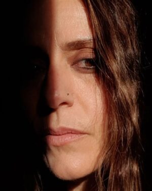 Itziar Ituño Instagram - Argilunak lehioan. Igandea
Light&shadows in window. Sunday
Claroscuros en ventana. Domingo

📸 selfie