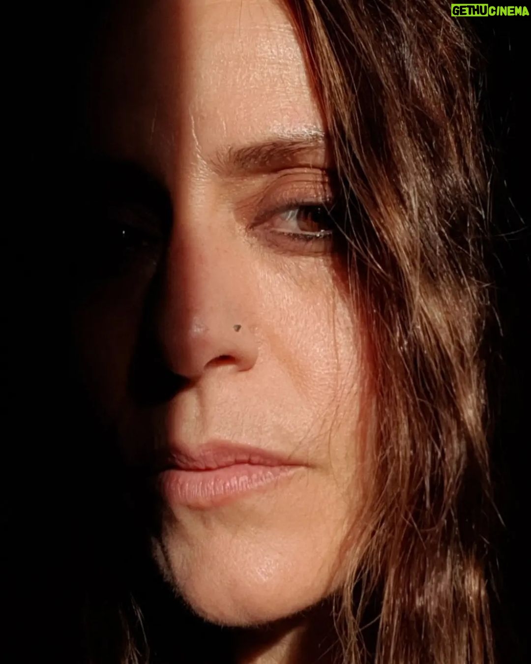 Itziar Ituño - 130.3K Likes - Argilunak lehioan. Igandea
Light&shadows in window. Sunday
Claroscuros en ventana. Domingo
📸 selfie