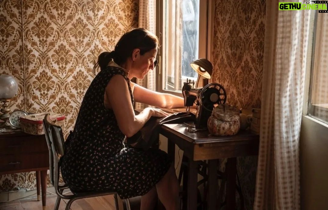 Itziar Ituño Instagram - "LAS BUENAS COMPAÑÍAS" filmaren estrenaldia maiatzaren 5ean zinetan Hemen nire pertsonaia, Feli 5 de mayo se estrena en cines "LAS BUENAS COMPAÑÍAS" Ésta es Feli, mi personaje. Fotos @nicdassas #lasbuenascompañias