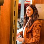 Itziar Ituño Instagram - 2022. urtea betebehar asko, lan askoooo eta esperientzia barri ugari ekarri dostez, jende ederra eta paraje politak. Esker oneko nago, aizue! Ezin kexatu!Beti izan ahal da hobeto eta bizitza hau argilunez beteta dagoela badakigu baina segiduko dot bihotza alde argitsuan mantentzen ta bizitzari irri egiten ahal dodan guztietan, ahal dodan bitartean, behintzat🌟 Aupa danoi, URTE BARRI ON! MOSUEK😘😘😘😘 EL 2022 ha sido un año lleno de quehaceres y mucho trabajo, muuucho...me ha traido un montón de experiencias nuevas, gente preciosa en el camino y hermosos lugares. Estoy agradecida, oye! De qué me voy a quejar? Siempre se puede estar mejor, ya sabemos, ésta vida está llena de claroscuros, no todo es maravilla siempre pero al menos yo seguiré tratando de mantener el corazón en el lado luminoso y sonriendole a la vida mientras pueda. Aupa a tod@s, BUEN AÑO NUEVO!🌟 BESOOOOOS😘😘😘😘