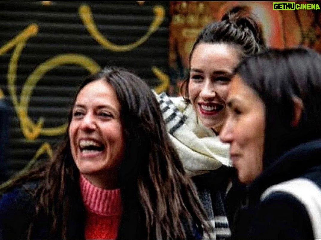 Itziar Ituño Instagram - IRATI filma, Durangoko liburu eta diskan azkokan aurkeztu dogu gaur . Betiko legez pozgarria, hunkigarria, itzela izan da horrenbeste esfortsu eta kemenagaz burututako artelana ikuslegoari eskeini izana eta hainbeste berotasun eta maitasuna jaso izana. Pelikula indartsua ei dekogu, euskal izaitearen erakulea, istorio hau herriaren odol zainetatik urten da, Paulek bideratua @paulurkijoalijo , denbora eta iraupenaren beharraren sakontasunetik datorrena, inoz izan ginana eta akaso oraindiño garenan erakuslea. Bizi bedi betirako euskal zena( neure herria)!! Eta Marik gorde gaitzala! Eskerrik asko istorio hau osatu dozuen emakume eta gizon guztioi! Aupa Edurne , Izaskun eta Amancay..maite zaituztet IRATI, hemos presentado hoy en la feria del libro y disco de Durango. Ha sido ,como siempre, un momento alegre, emocionante y maravilloso ofrecer al público un trabajo artístico como éste hecho con tanto esfuerzo y tesón, recibido con tanta calidez y amor. Parece que tenemos una película poderosa que cuenta la esencia de lo vasco. Esta historia nace del torrente sanguíneo de las venas del pueblo que su creador y director, Paul @paulurkijoalijo ha sabido encauzar, que viene de las profundidades del tiempo y la necesidad de perdurar, demostrando lo que un día fuimos y acaso aún somos. Que viva por siempre la ensencia vasca (mi pueblo) y que Mari nos guarde! Gracias a todas las mujeres y hombres que habeis hecho posible ésta gran película!❤️ Aupa Edurne, Izaskun y Amancay, os quiero @iratifilm @irati_film