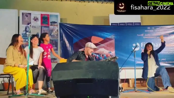 Itziar Ituño Instagram - Fisaharan @fisahara_2022, AMARAL @amaral.oficial -en itxierako kontzertuan koroak egiten, Amanda Solarrek @amanda.solar eta biok, Baka perkusiojole saharatarrak lagunduta "Mares igual que tú" kantan, basamortuko hondar itsasoen aurrean. Ederra momentua , ahaztezina eta ohore handia niretzako, eskerrik asko Eva eta Juan❤️ Sahara askea!! Fisahara 2022 en el concierto de clausura de AMARAL haciendo los coros Amanda Solar y yo, acompañadas por Baka, percusionista saharaui en la canción "Mares igual que tú", con los mares de arena del desierto frente a los ojos. Precioso e inolvidable momento, un honor para mi. Gracias, Eva y Juan❤️ Sahara libre!! @amaral.oficial @fisahara @amanda.solar #freesahara #saharaaskea #saharalibre