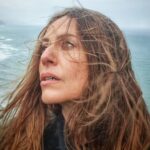 Itziar Ituño Instagram - Udagoiena da, haizetxua benetan, hezea ondo desorrazten ibili jata baina hotzik ez itsasertzeko amildegian. Etxera bidean nijoala ezin tentazioari eusti eta abiatu naz maldan gora, xuabe, ardien ta behieen begiradenpean udan aurkitutako zuhaitzeraino. Kanta nagusitu jata buruan bidea ekitean. "Gure zuhaitza landatu dugu Amildegi muturrean. Adarrak daude ertzetik haruntz, Sustraiak, berriz, lurrean. Bihotz-hesteak estu helduaz, Esku baten ahurrean. Bertso berriak jartzera noa Bere indar laburrean. Nola malko bat isuritzen den, Itsasoaren aurrean." Itsasoari begira (Jon Maia Soria)
