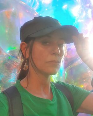 Itziar Ituño Instagram - Ezusteko psikodelia Santiagoko parke baten. Hamengo egonaldia amaitzeko modu kuriosoa. Ez dau hiri hau oinez ezagutzea modukorik.
 
Inesperada psikodelia en un parque de Santiago. Un manera curiosa de acabar esta temporada aquí. No hay mejor cosa que conocer ésta ciudad caminando.

#santiagodechile