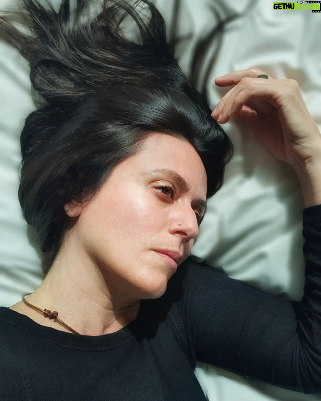 Itziar Ituño - 112K Likes - Ilun. Inoz baino ilunago ( Neure ule kolore barriari egokitzen)
Oscuro. La vez que más (Entendiendome con mi nuevo color de pelo)
Dark brown. Darker than ever (understanding my new hair color)😅