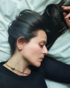Itziar Ituño Instagram - Ilun. Inoz baino ilunago ( Neure ule kolore barriari egokitzen) Oscuro. La vez que más (Entendiendome con mi nuevo color de pelo) Dark brown. Darker than ever (understanding my new hair color)😅
