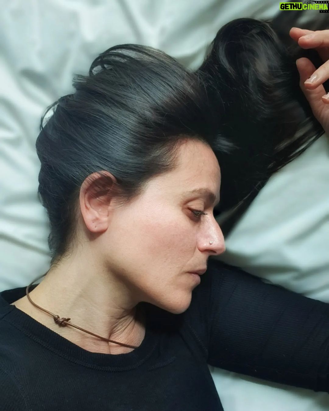 Itziar Ituño - 112K Likes - Ilun. Inoz baino ilunago ( Neure ule kolore barriari egokitzen)
Oscuro. La vez que más (Entendiendome con mi nuevo color de pelo)
Dark brown. Darker than ever (understanding my new hair color)😅