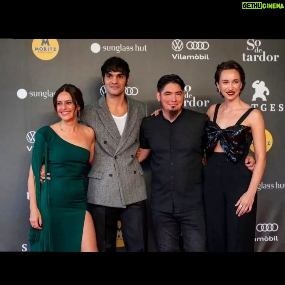 Itziar Ituño - 94.9K Likes - Domekan, Sitgeseko estrenaurreko aurkezpenean. Pelikula itzela ein dogu munduantzako...GORA HERRI TXIKI TA ZAHAR!✊️✊️💫
El domingo en la presentación de IRATI en Sitges. Hemos hecho un peliculón para el mundo...VIVAN LOS PEQUEÑOS Y VIEJOS PUEBLOS!!💫💫
On sunday in the premier of IRATI. We have done a great movie...yes, we do it!
UP THE SMALL AND OLD COUNTRIES!!💫