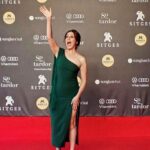 Itziar Ituño Instagram - Domekan, Sitgeseko estrenaurreko aurkezpenean. Pelikula itzela ein dogu munduantzako...GORA HERRI TXIKI TA ZAHAR!✊️✊️💫 El domingo en la presentación de IRATI en Sitges. Hemos hecho un peliculón para el mundo...VIVAN LOS PEQUEÑOS Y VIEJOS PUEBLOS!!💫💫 On sunday in the premier of IRATI. We have done a great movie...yes, we do it! UP THE SMALL AND OLD COUNTRIES!!💫