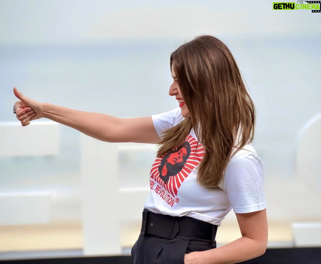 Itziar Ituño - 134.6K Likes - Donostiko zinemaldiko BLACK IS BELTZA 2, AINHOA aurkezpenean aspaldiko lagun argazkilaria topaten dozunean. Aupa @ikorkotx !!! Zenbat gauza gertatu da "Loreak" aurkezpenetik hona...eta Goenkaletik!
Baina hamen gauz ondino gerra emoteko prest! Aupa zu, besarkada handi bat!
📸📸📸📸📸
@blackisbeltza.2.ainhoa
@ssiff.donos
Cuando en la presentación de BLACK IS BELTZA 2, AINHOA en el Festival de cine de San Sebastian te encuentras con un viejo amigo fotógrafo..aupa @ikorkotx !!! Cuanto ha llovido desde la presentación de "Loreak", eh?...y desde Goenkale?
Y aún aquí dispuestos a dar guerra, aupa zu! Un abrazo enorme!
📸📸📸📸📸
@blackisbeltza.2.ainhoa
@ssiff.donos
When in the presentation of BLACK IS BELTZA 2, AINHOA film in the San Sebastian film festival you meet an old photographer friend @ikorkotx ...how long from "Loreak" and "Goenkale"!... and here we are stand up and ready to still fighting. A big hug, my friend!
📸📸📸📸
