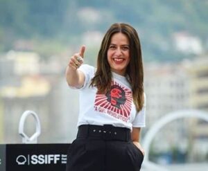 Itziar Ituño Instagram - Donostiko zinemaldiko BLACK IS BELTZA 2, AINHOA aurkezpenean aspaldiko lagun argazkilaria topaten dozunean. Aupa @ikorkotx !!! Zenbat gauza gertatu da "Loreak" aurkezpenetik hona...eta Goenkaletik! 
Baina hamen gauz ondino gerra emoteko prest! Aupa zu, besarkada handi bat! 
📸📸📸📸📸
@blackisbeltza.2.ainhoa
@ssiff.donos

Cuando en la presentación de BLACK IS BELTZA 2, AINHOA en el Festival de cine de San Sebastian te encuentras con un viejo amigo fotógrafo..aupa @ikorkotx !!! Cuanto ha llovido desde la presentación de "Loreak", eh?...y desde Goenkale? 
Y aún aquí dispuestos a dar guerra, aupa zu! Un abrazo enorme!
📸📸📸📸📸
@blackisbeltza.2.ainhoa 
@ssiff.donos 

When in the presentation of BLACK IS BELTZA 2, AINHOA film in the San Sebastian film festival you meet an old photographer friend @ikorkotx ...how long  from "Loreak" and "Goenkale"!... and here we are stand up and ready to still fighting. A big hug, my friend!
📸📸📸📸