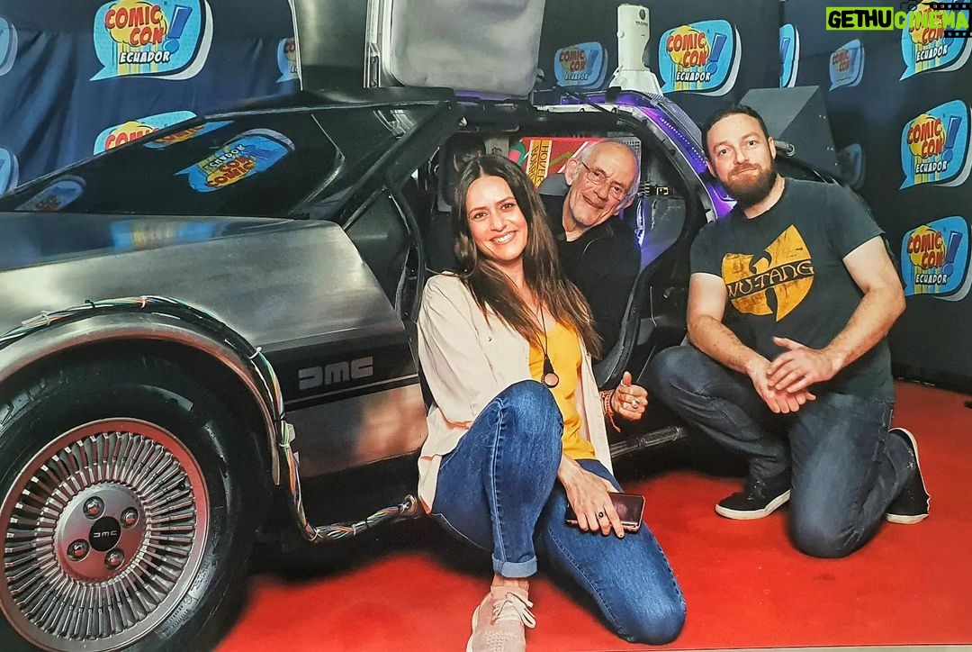 Itziar Ituño Instagram - Sometimes in life you find true legends with a kind look and a happy and humble smile. There are movies that mark life, "Back to the future" is one of them for me. Ifell in love with Michael J. Fox when I was eleven. At that age the great movies were matches that lit our illusions and here I am now working on this. Thank you Mr. Christopher Lloyd @mrchristopherlloyd for your talent and your art, for your shining eyes and your gentle smile. Batzutan bizitzan mito hutsekaz topetan zara, begirada on ta garbidunak, irri alai eta apaldunak. Badira markaten zaituzten filmak, "Back to the future" da bat, Michael J. Fox-egaz maitemimdu nintzen 11 urtegaz😍. Adin hortan pelikula handiek ilusioa pizten dotzue poxpoluak balira legez ta beitu! Hamen nau orain, hontan beharrean. Eskerrik asko, Christopher Lloyd jauna @mrchristopherlloyd , zure dohai itzelagatik, zure begien dizdiragatik eta irribarre zabalagatik./ La vida a veces te cruza con auténticas leyendas y resultan tener mirada bondadosa y sonrisa alegre y humilde. Hay películas que le marcan a una la vida ,"Regreso al Futuro" fué una de las importantes, me enamoré platónicamente de Michael J. Fox con 12 años🥰. A esa edad las grandes peliculas son cómo fósforos que enciende los sueños y , mira! aquí estoy ahora, dedicandome a esto. Gracias, Mr Christopher Lloyd por tu gran talento, por la chispa de tu ojos y tu amable sonrisa😍/