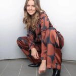 Itziar Ituño Instagram - "Revista YA"-n @revista_ya gaur, elkarrizketa. Robinsones proiektuan murgilduta leporaino ta zoriontsu🤎 @robinsoneslaserie "Revista YA", entrevista hoy mientras ando sumergida hasta el cuello en el gran proyecto "Robinsones" @robinsoneslaserie @revista_ya
