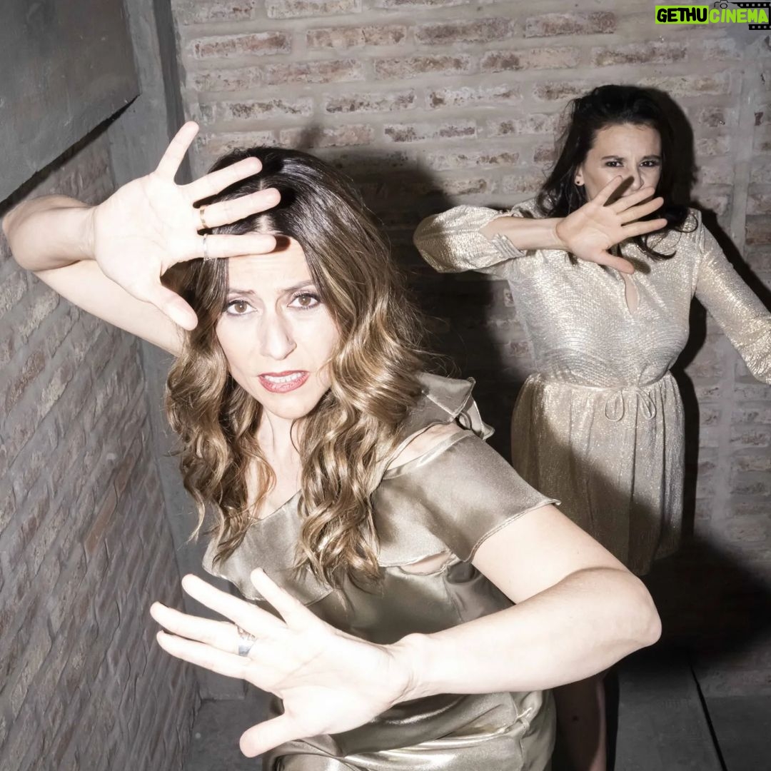 Itziar Ituño - 79.5K Likes - Eskaileretan. Argazki sesio zoragarria Buenos Airesen , Pao @paodessaner -ren eskutik (make up/pruducer) , Martina @martinavictoria.z argazkilari zoragarria eta Laura Azcurra @lauraazcurra lagun handiarekin.
"Gente" aldizkariarentzako elkarrizketa be badago😉
Mila esker, andereak🥰🥰🥰/
Escaleras. Hermosa sesión de fotos en Buenos Aires, con tres minones Pao @paodessaner (make up /producer), Martina @martinavictoria.z fantástica fotógrafa y mi gran amiga Laura Azcurra, mi vasca porteña hermosa. @lauraazcurra . Tambien hay una entrevista en la revista "Gente".
Mil gracias, señoras! 😘😘😘