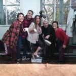 Itziar Ituño Instagram - Batzutan munduak tolestura ikaragarriak egiten dituela emoten dau behin ezagutu ziren pertsonak barriro alkar daitezan. Zorioneko padua! Zeu falta zinen, Maru.🥰 Adoroooo...@arnaldomarioperaochoa @javierponzio @tupack__amaru A veces parece que el mundo se pliega por los mismos dobleces acercando a personas que una vez se encontraron y que se reencuentran increiblemente otra vez. Bendito destino!🥰 Faltabas tú, Maru. #pensamientolateral