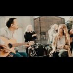Itziar Ituño Instagram - Egun baten Franco Ramirezegaz kantetako plazerra izan nuen. Errodaje arteko unetxo baten etorri ziren artistak guri kantetan. Laura Andino managerrak @lauraandino_ ,eta Roberta Sanchezek @roberta169cine produktoreak antolatutako jai txikitxo bat izan zan, txoripanak, musika, dantza...@lautarozera @jomarcel_ eta @nato.damore damore kantetan ta dantza...@pikiio eta @albertoammann lagunak be han , parte hartzen eta @gon5cine dana grabatzen...eta pelikulako ekipo osoa! Eguzkipean, haizetxua aurpegietan..ezin hobeto...oroitzapen ezin ederregoak dekodaz gordeta bihotzean. Gehienetan filmaketa bat ez da lana bakarrik, pertsona talde baten bizitza eta emozioak alkartrukatzea da, harremanetan sartzea, eskuak zabaldu eta dekozuna emon. Ta hoiek dira bitxi moduan oroimenean lotzen diren une zoragarriak. Eskerrik asko, guztioi! Un dia tuve el enorme placer de cantar con @francoramirezok . Fué en un corte para comer mientras filmabamos "Pensamiento Lateral". L@s artistas ..@lautarozera @jomarcel_ y @nato.damore vinieron a cantar y bailar tambien. Por allá andaban @pikiio y @albertoammann mis compañeros actores, @gon5cine rodando el making off y todo el equipo❤️❤️. Lo habían organizado entre Laura @lauraandino Y Roberta @roberta169cine. l,os choripanes, la musica y la danza, a modo de despedida.Recuerdo el sol agradable y el aire templadito de otoño. Una filmación no es solo trabajo, la.mayoria de las veces es un intercambio de vida, de emociones, es entrar en relación, abrir las manos y dar lo que tienes. Esos son los momentos especiales que atesoras, los instantes maravillosos que te regala la vida. Es lo que te llevas. GRACIAS A TOD@S!!!