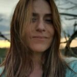 Itziar Ituño Instagram - Ibaiaren korronte arinak eta arriskutsuak hartzen zaituenean, nora zozazen eta non amaituko dozun ez dakizunean, ur hotz horietatik zelan atera ez dakizunean beti izango dira ertzeetan zuhaitz sendoak, zugana luzatzen diren sustrai indartsu eta adar gogorrekoak oratu zaitezan , besarka itzazuz, salba zaitezan. Lagunak dira zuhaitz horrek. Eskarrik asko beti hor zaudetenoi. "Nire atetik sartu da, sartu da zure ahotsa, xoko ilunak, xokoak, argitu dituen poza. Eseri mahaian, neure ardotik edan, hau berria da eta beldur naiz, ez dakit zer gertatuko den. Ez beldurrik izan eta baietz esan datorrenari. Baietz onartzeari esku beteka emango zaizunari. Ilargi urdinarekin bare dagoen gauak altzoan daramatza nik hainbeste maitatuak. Oilarrak jo du ortuan, poza barruan, sasoi berri honetan dauzkat denon izenak banan-bana gogoan. Ez beldurrik izan eta baietz esan...datorrenari" RUPER ORDORIKA Cuando la peligrosa y rápida corriente del río te arrastra, cuando no sabes a donde vas ni donde acabarás, ni cómo vas a salir de esas aguas frías, siempre habrá en las orillas árboles robusos que alargan sus raices fuertes y sus ramas firmes hacia tí para que te agarres, para que te abraces, para que te salves. Esos árboles son lxs amigxs. Gracias a lxs que siempre estais ahí. "Tu voz ha entrado por mi puerta, Alegría que ha iluminado Todos los rincones. Sientate a la mesa, bebe de mi vino, ésto es nuevo y tengo miedo, No sé lo que va a pasar. No tengas miedo Y dí que sí a lo que venga, Sí a aceptar a manos llenas Lo que se te dé. La noche tranquila de luna azul Trae en su regazo a lxs que tanto quiero. Ha cantado el gallo en la huerta, alegría en el alma, en ésta nueva racha llevo en la mente Uno a uno todos sus nombres No tengas miedo Y dí que sí a lo que venga..." When the dangerous and fast current of the river drags you, when you don't know where you are going or where you will end up, or how you are going to get out of those cold waters, there will always be robust trees on the banks that extend their strong roots and their firm branches towards you to help you. that you hold on, that you embrace them, that you save yourself. Those trees are friends. Thanks