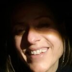 Itziar Ituño Instagram - Para no hacer de mi ícono pedazos Para salvarme entre únicos e impares Para cederme lugar en su parnaso Para darme un rinconcito en sus altares Me vienen a convidar a arrepentirme Me vienen a convidar a que no pierda Me vienen a convidar a indefinirme Me vienen a convidar a tanta mierda Yo no sé lo que es el destino Caminando fui lo que fui Allá Dios que será divino Yo me muero como viví Yo me muero como viví Yo me muero como viví Yo quiero seguir jugando a lo perdido Yo quiero ser a la zurda más que diestro Yo quiero hacer un congreso del unido Yo quiero rezar a fondo un "hijo nuestro" Dirán que paso de moda la locura Dirán que la gente es mala y no merece Mas, yo partiré soñando travesuras Acaso multiplicar panes y peces Yo no sé lo que es el destino Caminando fui lo que fui Allá Dios, que será divino Yo me muero como viví Yo me muero como viví Yo me muero como viví Dicen que me arrastraran por sobre rocas Cuando la revolución se venga abajo Que machacarán mis manos y mi boca Que me arrancarán los ojos y el badajo Será que la necedad parió conmigo La necedad de lo que hoy resulta necio La necedad de asumir al enemigo La necedad de vivir sin tener precio Yo no sé lo que es el destino Caminando fui lo que fui Allá Dios que será divino Yo me muero como viví Yo me muero como viví Yo me muero como viví Yo me muero como viví Silvio Rodriguez Dominguez @zurron_del_aprendiz